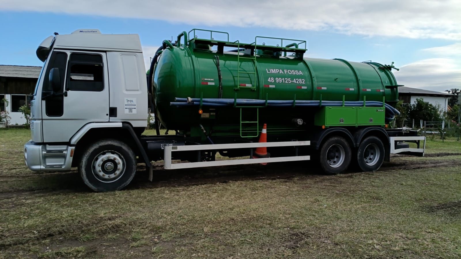 Caminhão limpa fossa EcoSul atendendo em Garopaba e Imbituba